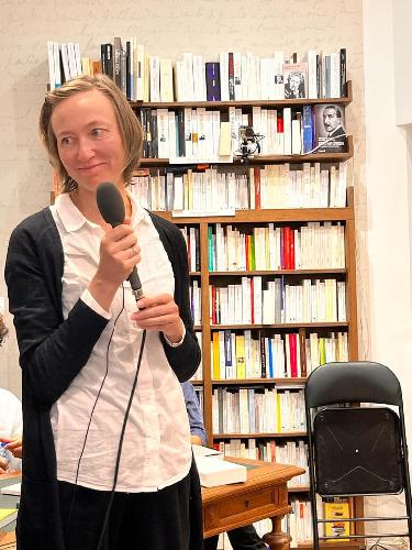 Natasha chante à la librairie Gallimard de Paris-Raspail dans 
